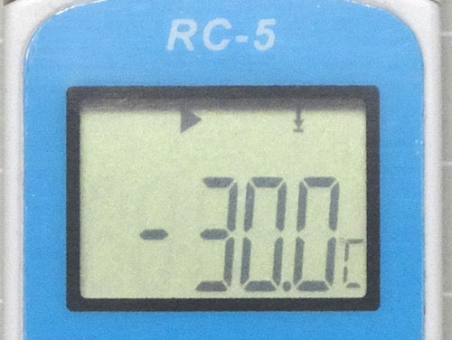 12_RC-5の本体の仕様として、サイズ、ボタンの説明、ディスプレイに表示される情報を全て解説。ディスプレイには、現在の温度、時間、日付、記録数、最高温度、最低温度、設定温度の上限、下限が表示。